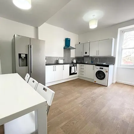 Large Centre Δωμάτια σε οικογενειακή κατοικία