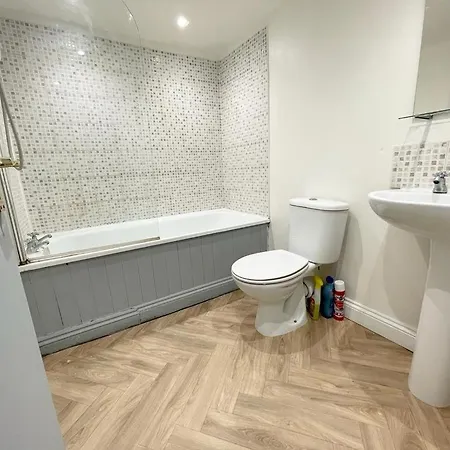 Large Centre Δωμάτια σε οικογενειακή κατοικία *