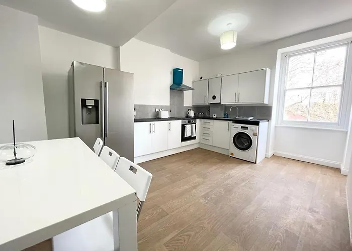 Large Centre Δωμάτια σε οικογενειακή κατοικία